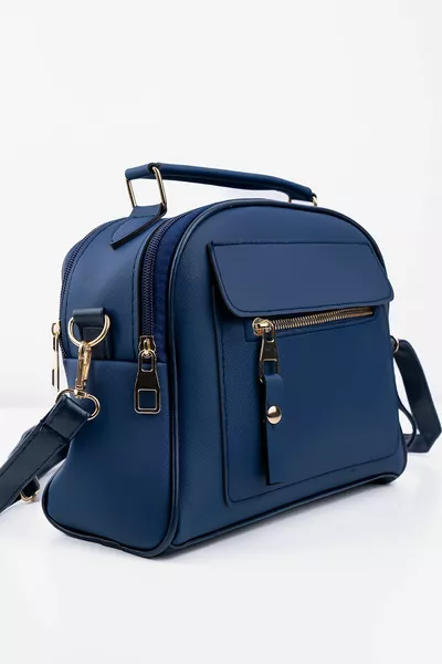 حقيبة نسائية جلدية باللون الأزرق الداكن من لاكوست، بثلاثة أقسام وحمالة قابلة للتعديل يد وكتف