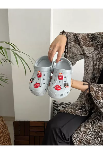 صندل حذاء يومي مغلق من الأمام للأطفال، للبنات والبنين، مع 6 قطع جِبِيتز كهدية مزخرفة للاستخدام في الحديقة أو المسبح