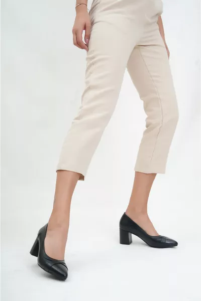 حذاء نسائي بكعب عالٍ من الجلد الطبيعي باللون الأسود 