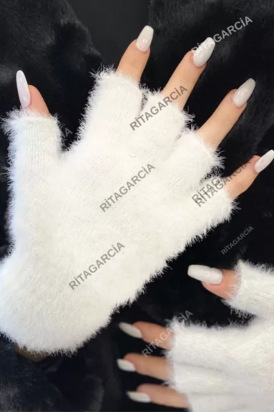 Плюшени ръкавици с отрязани пръсти