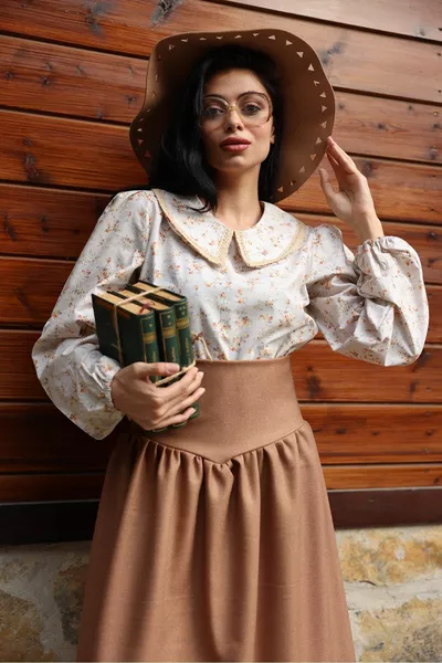 بلوزة بوبلين عتيقة بنقشة الزهور وياقة طفولية ودانتيل باللون الكريم-القهوة