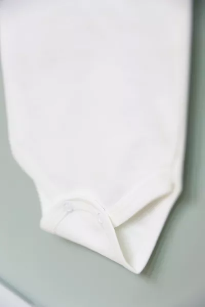 بيجامة أطفال مكتوب عليها: من أجل أبي سأدمر العالم، ومن أجل أمي سأحرق أبي