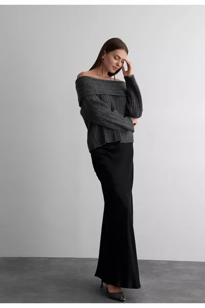 كنزة نسائية رمادية مفتوحة الكتفين بطيات