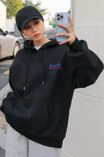 سويت شيرت بغطاء رأس للجنسين باللون الأسود مع طبعة أمامية وخلفية