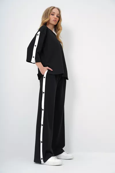 طقم رياضي نسائي أسود بياقة دائرية وإغلاق بكبسات من خيط مزدوج 