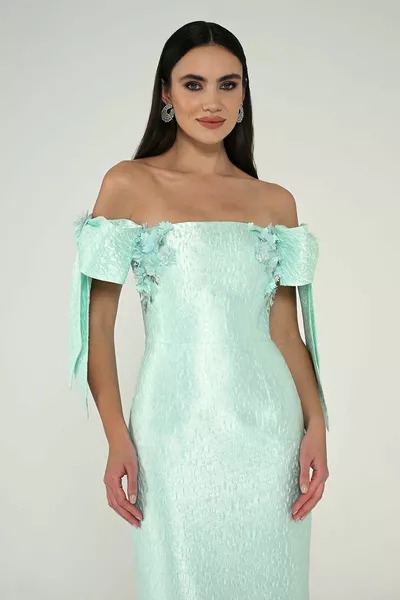 Abito longudi in tessuto jacquard con spalla e fiocco basso