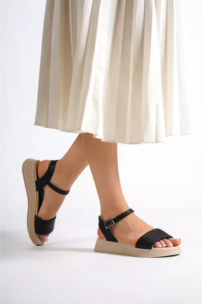 صندل نسائي أسود بنعل ناعم مربوط عند الكاحل 