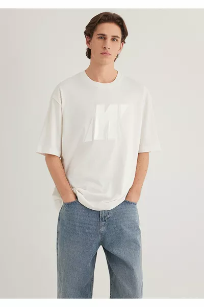 تي شيرت بلون عاجي بطباعة شعار Pro بمقاس مريح / قصّة مريحة 