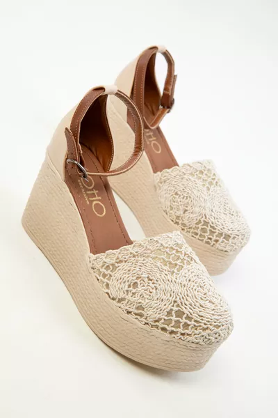 حذاء نسائي بكعب عريض بلون البيج 