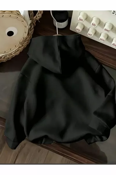 سويت شيرت بقلنسوة باللون الأسود بتفاصيل طبعة دب لحظة مفاجئة