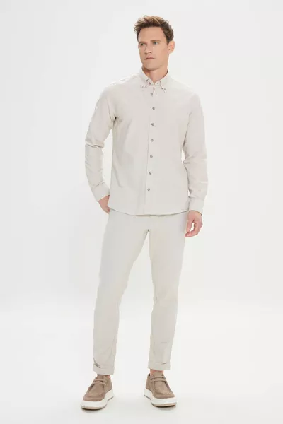 قميص أوكسفورد قطني رجالي بيج بقصة ضيقة و ياقة بأزرار