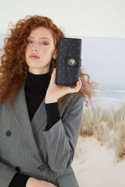 Черно дамско портмоне с монограм 