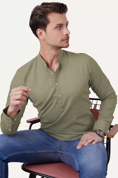 قميص رجالي بقصة ياقة حكيم بلون زيتي وثلاث أزرار من الكتان