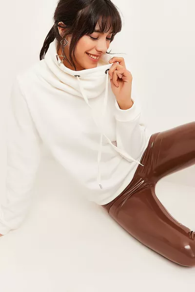 سويت شيرت نسائي طويل بلون العاج بياقة عالية وملمس ناعم سميك 