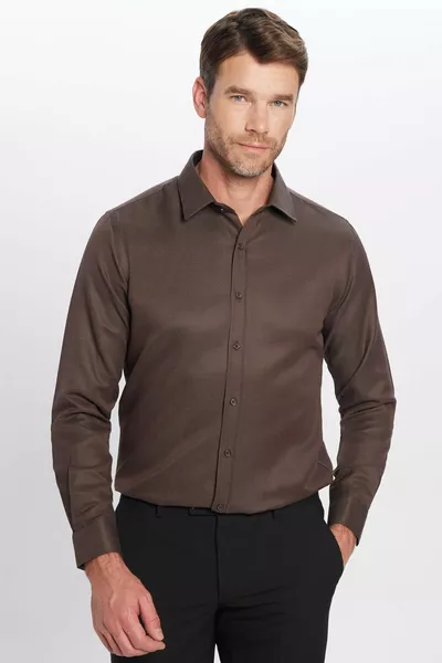 قميص رجالي بني طويل الأكمام مريح من القطن بتصميم نحيف عصري سهل الكوي