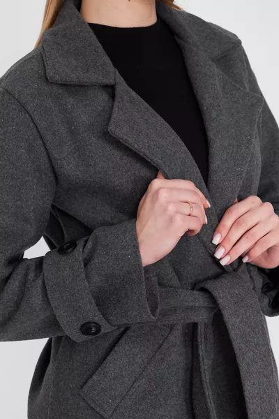 Manteau en drap gris anthracite avec ceinture et boutons / Sevde Ugur