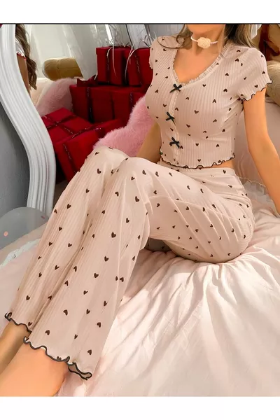 طقم بيجامة بنقشة قلب بألوان البني الفاتحة، مصنوع من القطن الناعم بقصة مريحة يومية