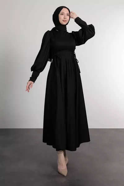 Abito coprente con lacci ai lati dalla vita