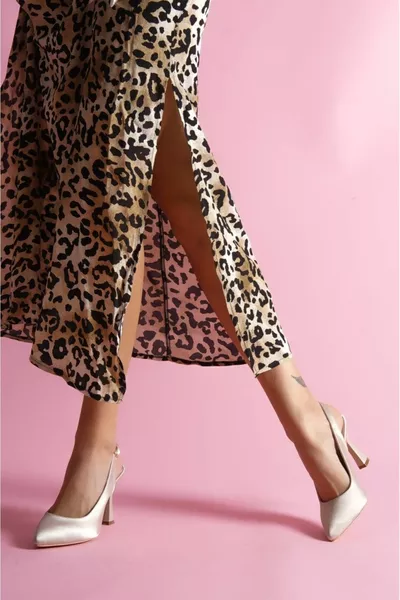 Rozalinda бежови сатенени заострени предни ежедневни токчета