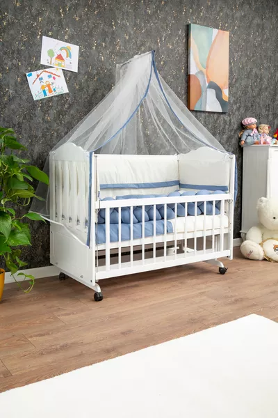 Culla in legno MDF accanto alla mamma, culla per bambini verniciata a quattro livelli con finitura lucida e mobili con ruote