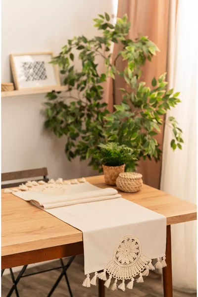 настолен бегач с дантела и пискюли във формата на ветрило