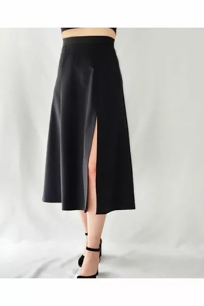 تنورة نسائية سوداء واسعة ذات شق من قماش محاك