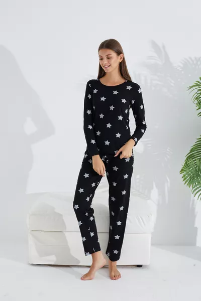 طقم بيجامة قطني بنقشة نجوم سوداء وبيضاء