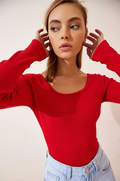 Дамска червена Блуза с U-образно деколте и релефна плетка 