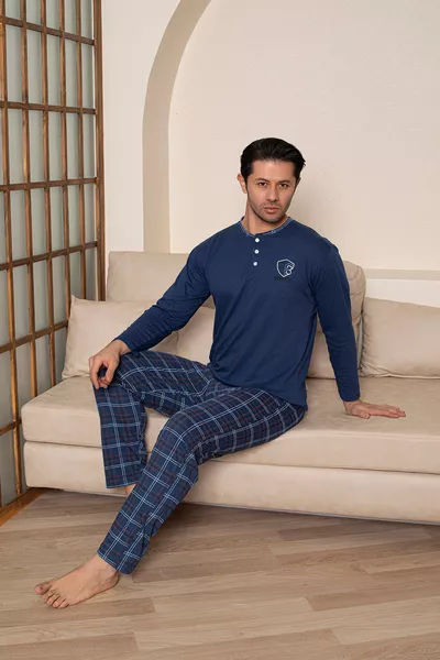 طقم بيجامة رجالي من القطن باللون النيلي بأكمام طويلة ونقشة مربعات في الجزء السفلي