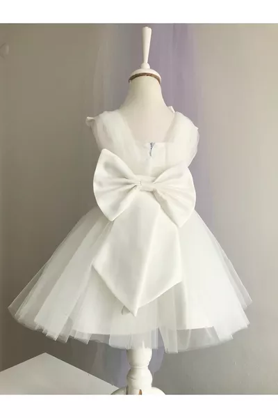 Девочка в белом платье с бантом