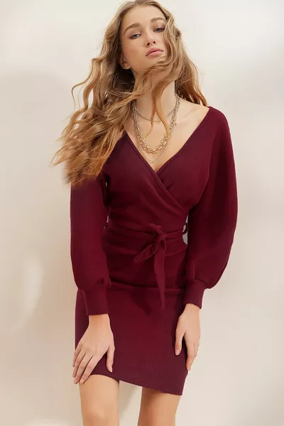 فستان نسائي برقبة على شكل حرف V مزدوجة اللون العنابي، بأكمام خفاش، وحزام عند الخصر، من قماش كاشكور 