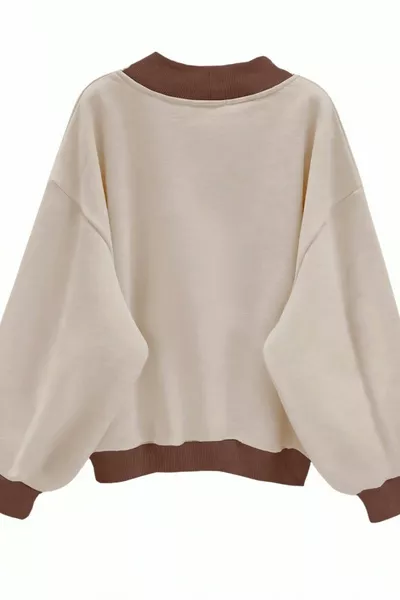 سويت شيرت مريح نسائي بأكمام طويلة بلون بيج، مطبوع عليه شعار Comfort In Paris، وياقة على شكل V، مقاس واسع