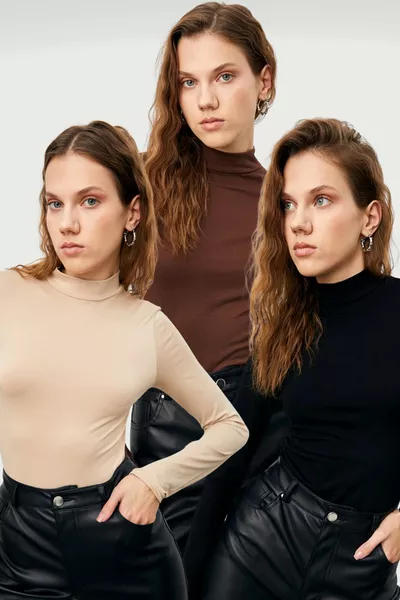 بدلة داخلية نسائية بثلاث قطع باللون الأسود والكريمي والبني القاتم