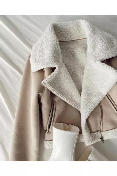 سترة دراجة من الجلد المدبوغ بياقة من الفرو باللون البيج