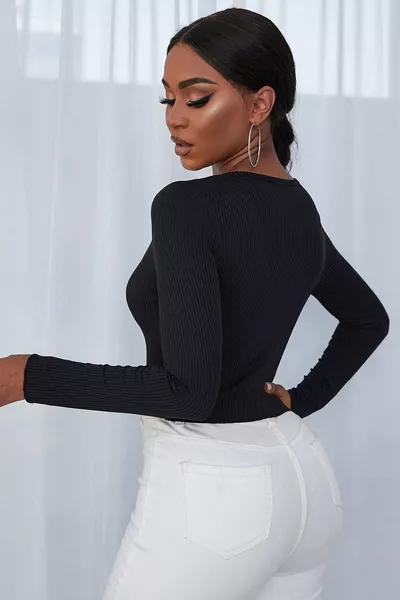 بلوزة قصيرة نسائية بأزرار عند الصدر والبطن، بأكمام طويلة باللون الأسود