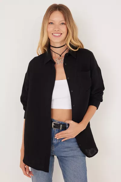 قميص نسائي أسود كبير الحجم بأكمام طويلة وجيوب مصنوع من قماش الموسلين القطني ٪