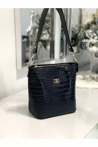 حقيبة نسائية كروس بودي على الكتف واليد بنمط تمساح أسود مع إكسسوارات ذهبية