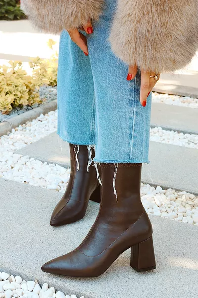 حذاء نسائي متوسط الكعب بنعل مدبب مع سحاب، بكفة مرنة ومرنة