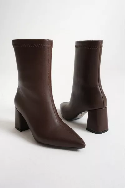 حذاء جلد عنابي غامق بكعب وخط خياطة في المنتصف ويف ذو مقدمة مدببة