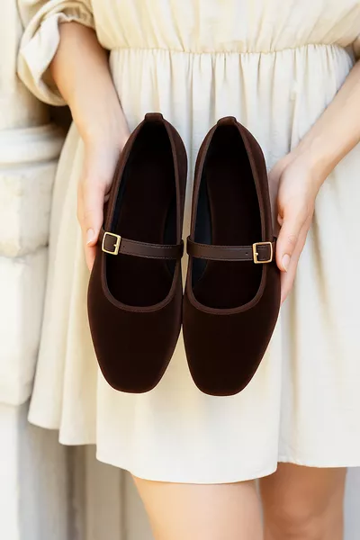 حذاء باليرينا نسائي بلون القهوة بفيلفيت، بحزام ذهبي، أنيق وخفيف ومريح للأقدام، دون إصدار صوت