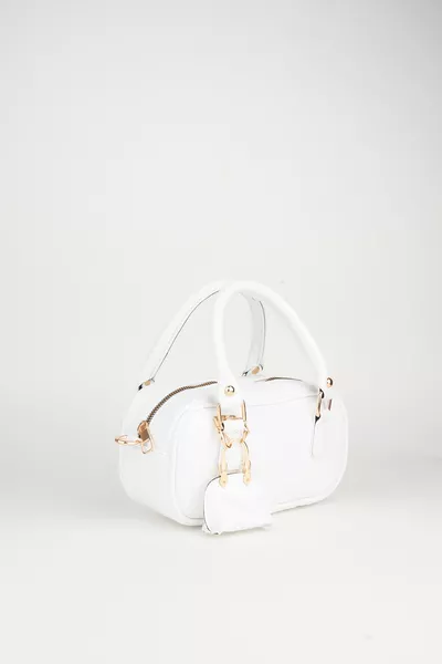 حقيبة يد وكتف نسائية من جلد الروجين بشعار زهرة التوليب البيضاء وتفاصيل الشارم وسحاب للإغلاق