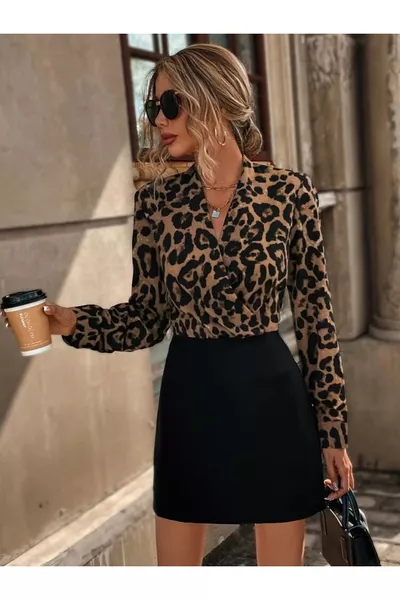 فستان نسائي من كريب طويل الأكمام مع ياقة متقاطعة ونقشة الفهد