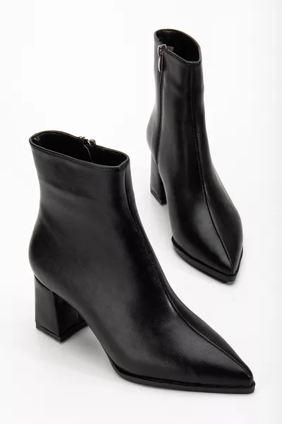 حذاء نسائي بكعب عالي من الجلد الأسود ذو مقدمة مدببة