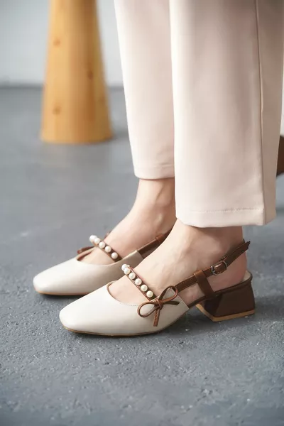 حذاء نسائي بكعب قصير مزين باللؤلؤ - بيج-بني