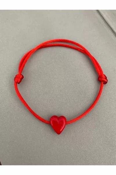 خيط أحمر بحُلي على شكل قلب من زجاج مورانو