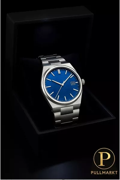 ساعة يد تناظرية مع تقويم