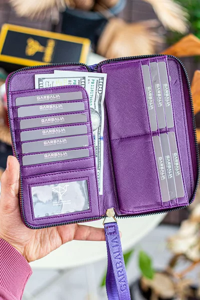 محفظة محبوكة من القش بمقبض معصم من تيلبورغ، بورجوندي بنفسجي، بها عدة بطاقات