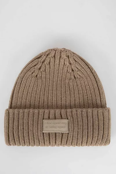 قبعة نسائية بعلامة النسيج wn