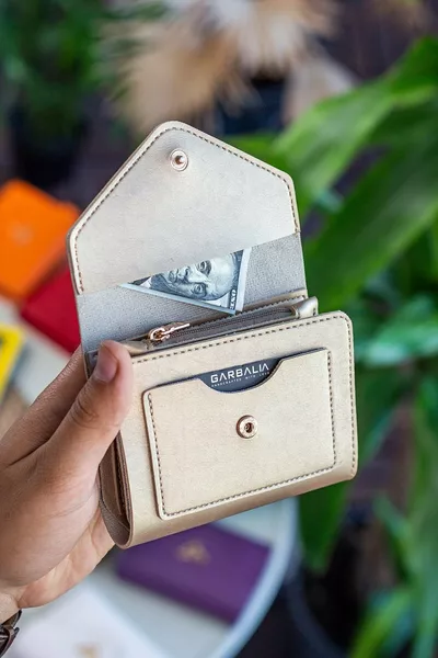 Мини дамски портфейл Colombia от веганска кожа с монетник, прозорче за монети и множество отделения за карти, златист