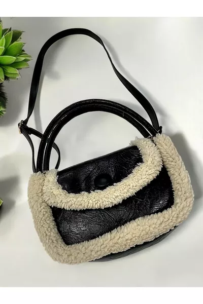 حقيبة باجيت بتصميم نسائي بتفاصيل من المخمل الأسود